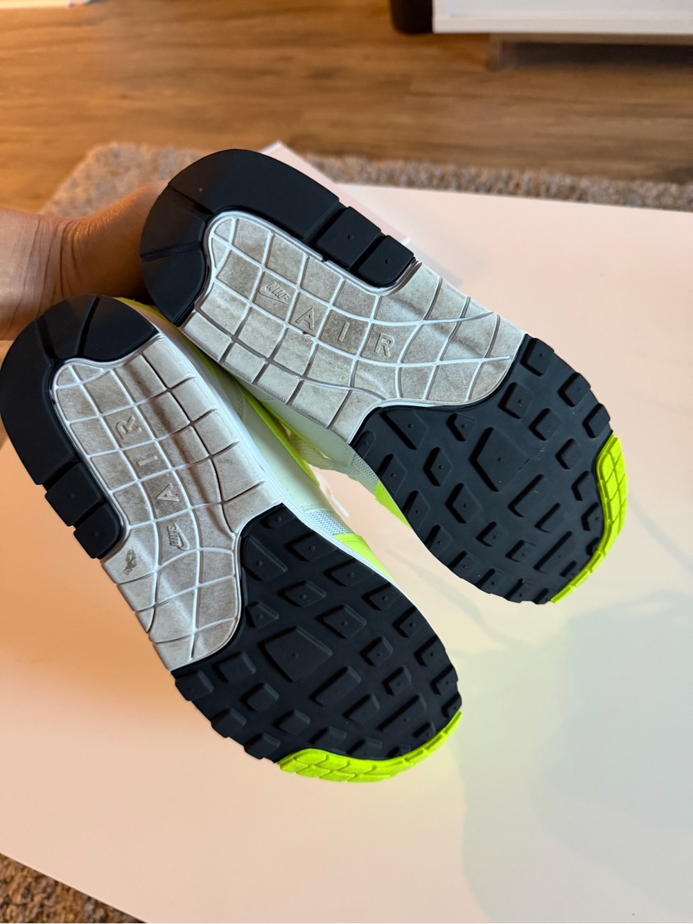 Nike Air Low-Top Trainers - Picture 6 of 6